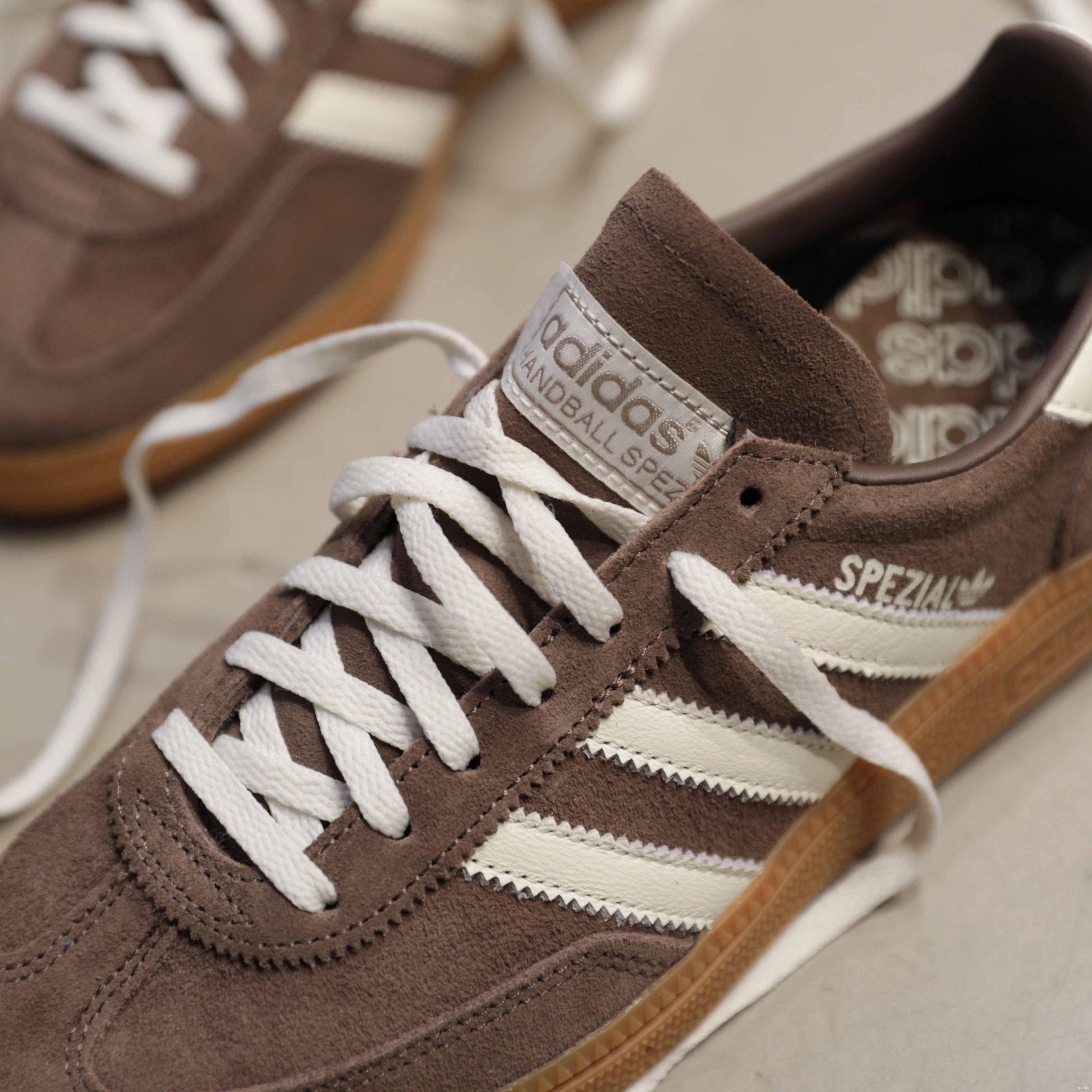 Strata Spezial W Handball Earth Gum adidas 0810